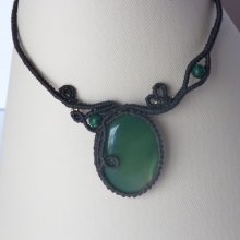 Chocoladebruine micro-macramé ketting met een groene edelsteen